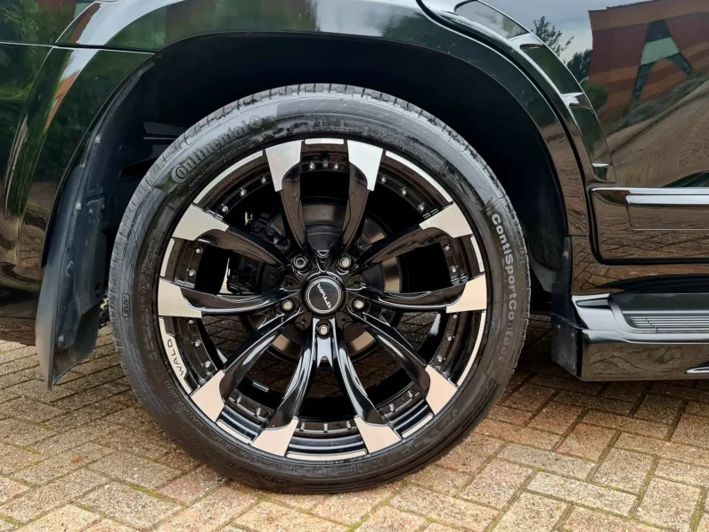 Toyota Land Cruiser 200 Series V8 AX G