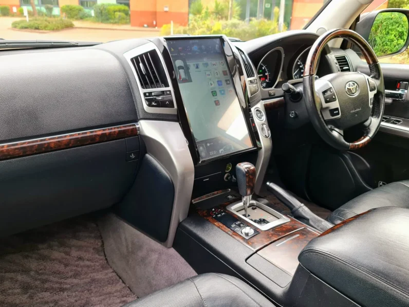 Toyota Land Cruiser 200 Series V8 AX G