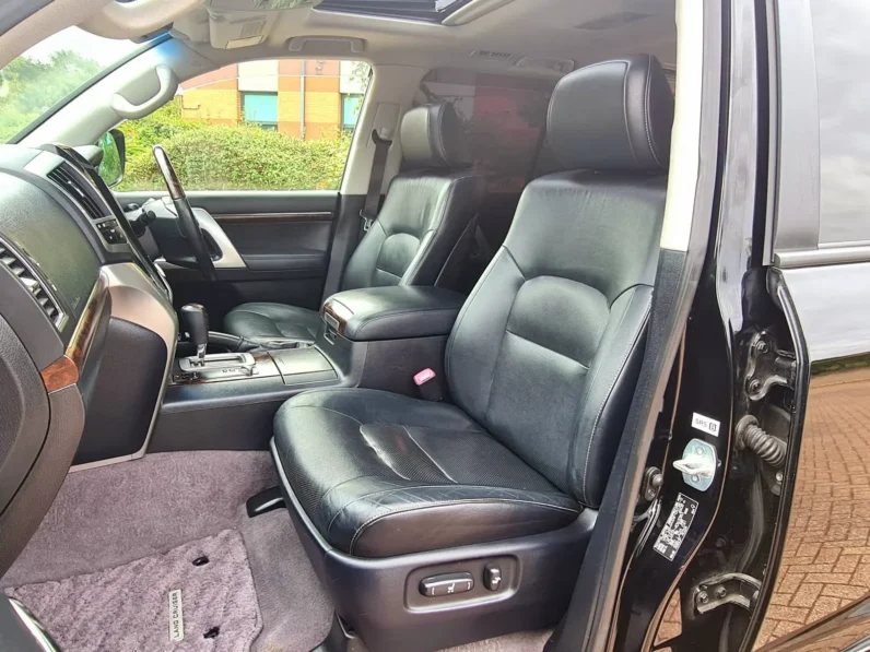 Toyota Land Cruiser 200 Series V8 AX G