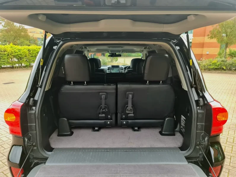 Toyota Land Cruiser 200 Series V8 AX G