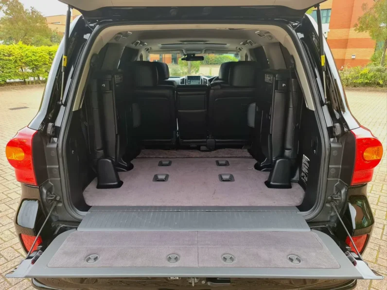 Toyota Land Cruiser 200 Series V8 AX G