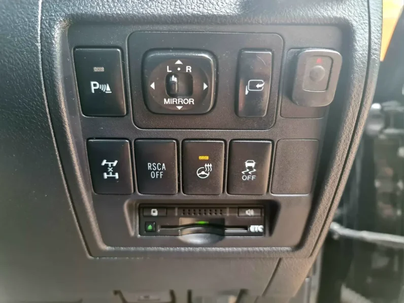 Toyota Land Cruiser 200 Series V8 AX G