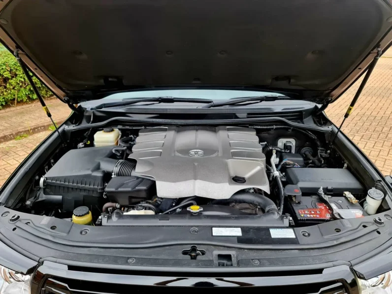 Toyota Land Cruiser 200 Series V8 AX G