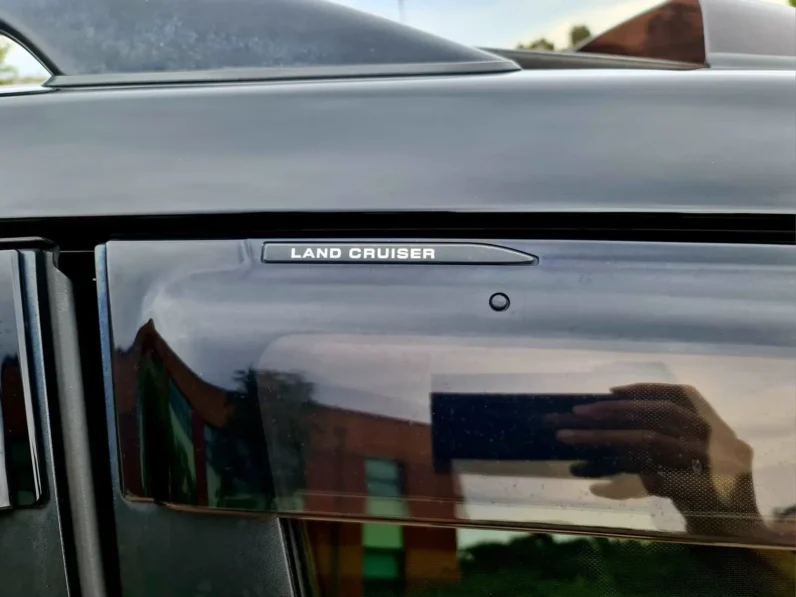 Toyota Land Cruiser 200 Series V8 AX G