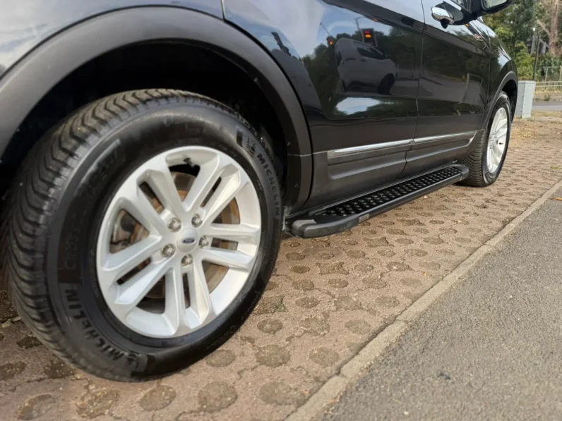 FORD EXPLORER XLT LEFT Black