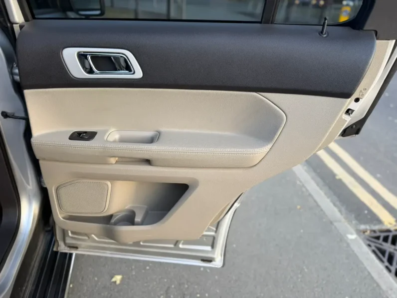 FORD EXPLORER XLT LEFT SILVER