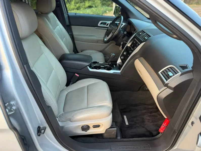 FORD EXPLORER XLT LEFT SILVER