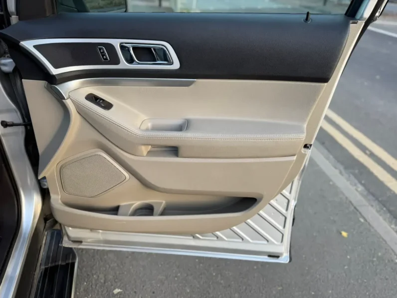 FORD EXPLORER XLT LEFT SILVER